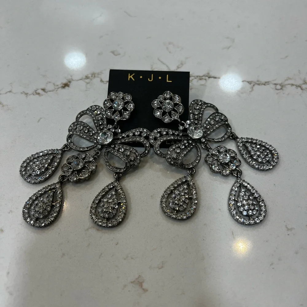 Elegant Silver Crystal Drop Earrings - Picture 4 of 5